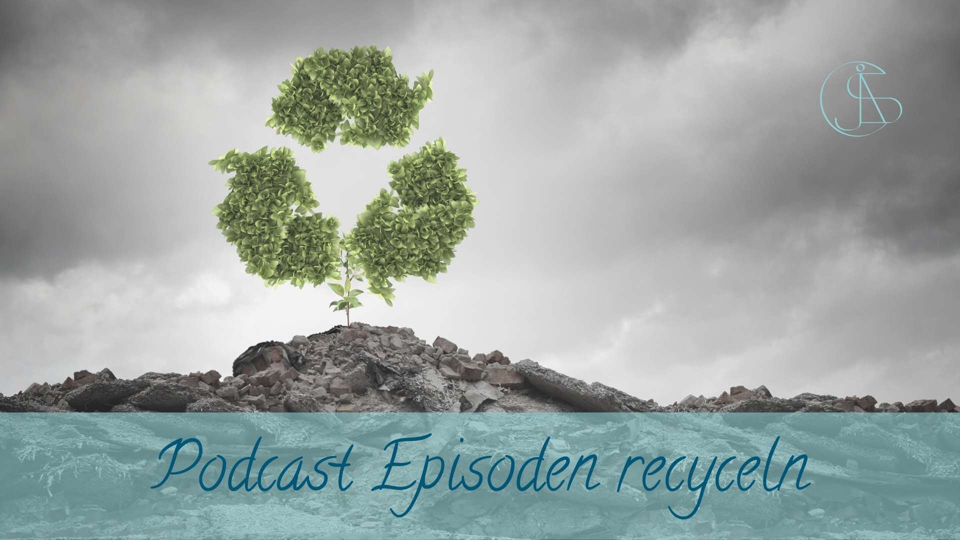 Blog Podcast Episoden recyceln: Berg aus Steinen mit einem Baum als Recyclingzeichen